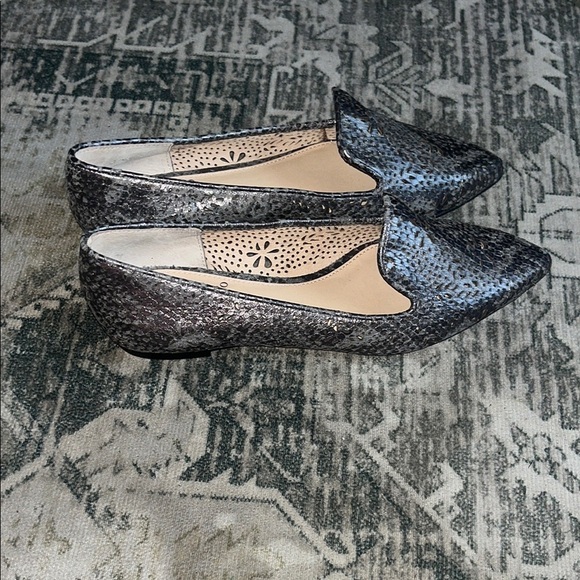 Vince Camuto women’s perforated Black and Gray pointy toe Loafers size 5.5 - Picture 1 of 7